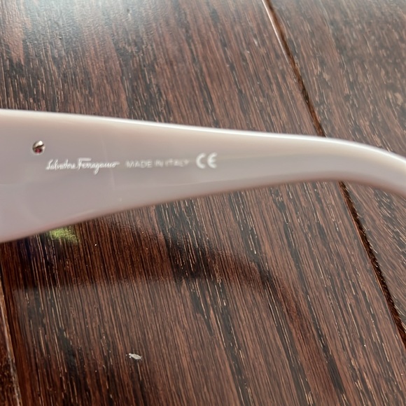 Ferragamo sunglasses - Picture 5 of 7